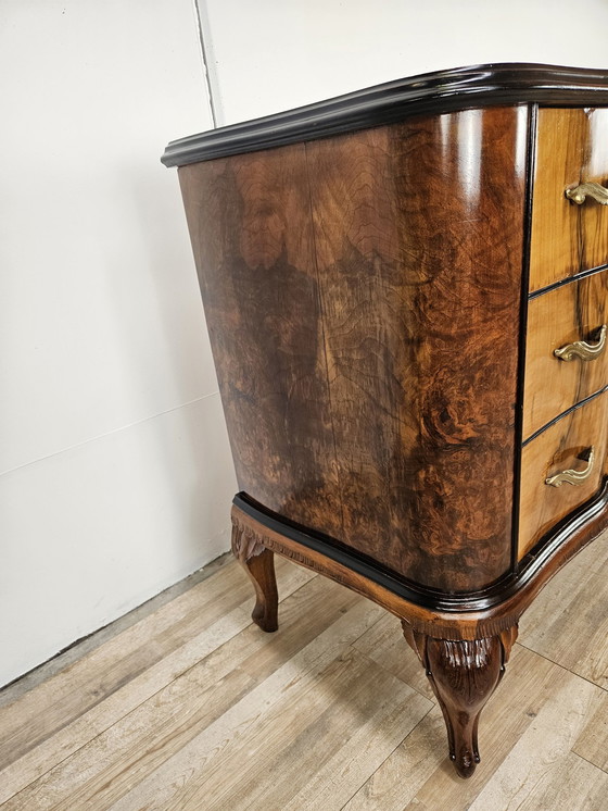 Image 1 of Commode Chippendale en ronce de noyer et noyer blond