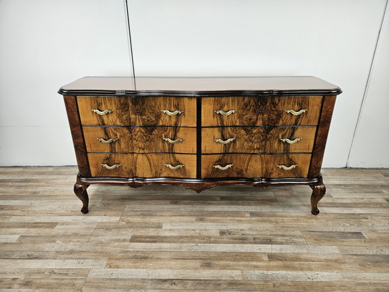 Image 1 of Commode Chippendale en ronce de noyer et noyer blond