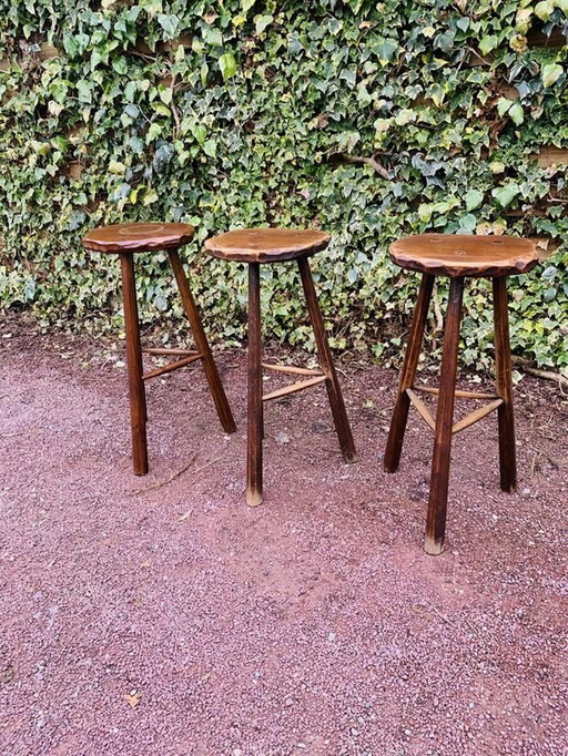 Ensemble De Trois Tabourets Tripodes Brutalistes