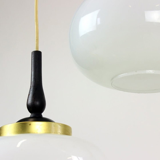 Image 1 of Lampe suspendue du milieu du siècle avec deux lumières en opaline, Tchécoslovaquie années 1960