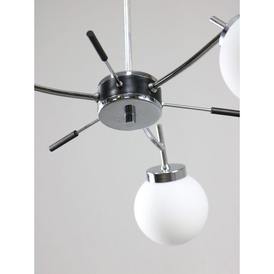 Image 1 of Lustre vintage en chrome et verre opalin, Italie
