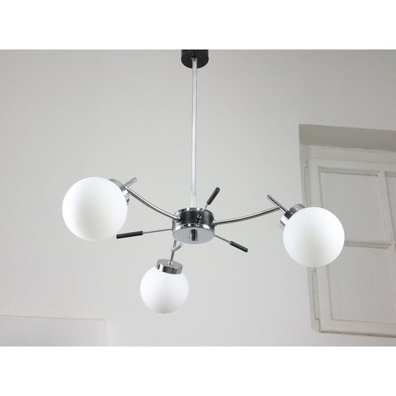 Image 1 of Lustre vintage en chrome et verre opalin, Italie