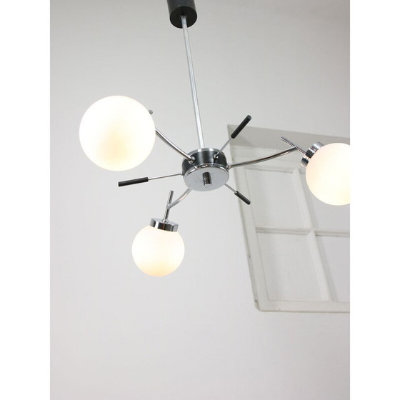 Image 1 of Lustre vintage en chrome et verre opalin, Italie