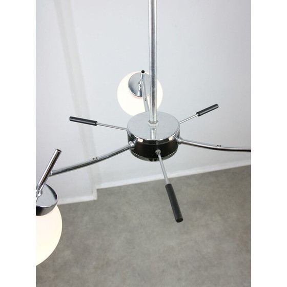 Image 1 of Lustre vintage en chrome et verre opalin, Italie