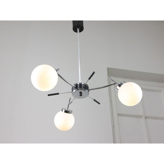 Image 1 of Lustre vintage en chrome et verre opalin, Italie