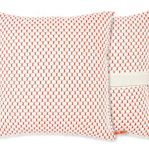 Coussin tricoté orange ou rouge par Marieke van Heck