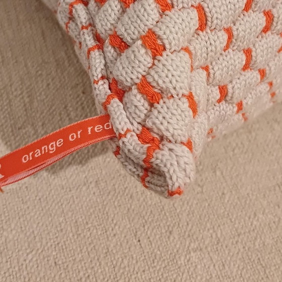 Image 1 of Coussin tricoté orange ou rouge par Marieke van Heck