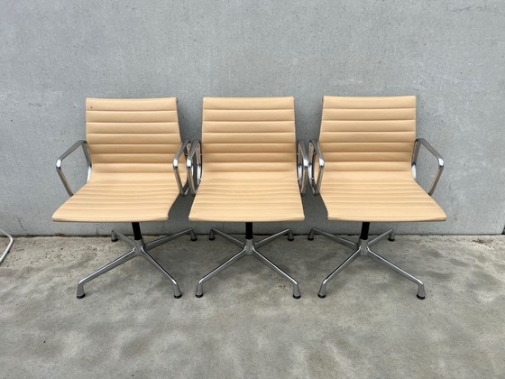 Image 1 of 3X chaises en cuir Vitra Eames Ea104