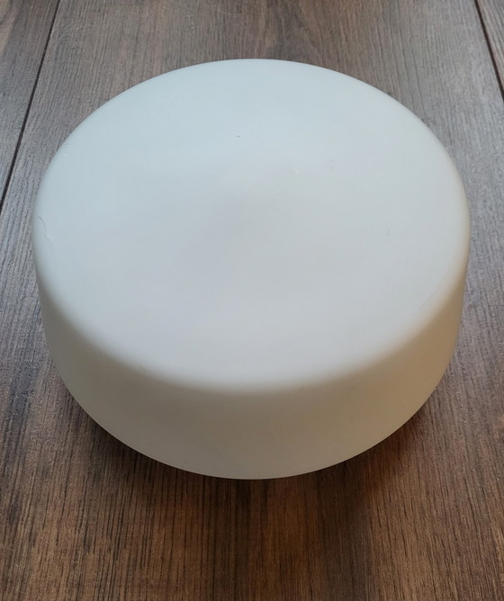 Image 1 of Plafonnier vintage en verre opalin blanc.