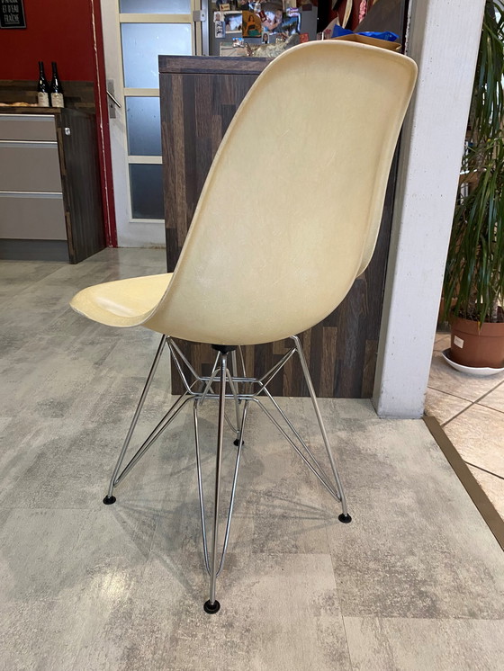 Image 1 of Chaise DSR Blanc Cassé Parchment Eames Herman Miller Vintage