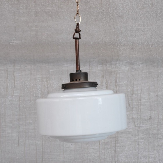 Image 1 of Lampe suspendue en laiton et opaline du milieu du siècle dernier, années 1950