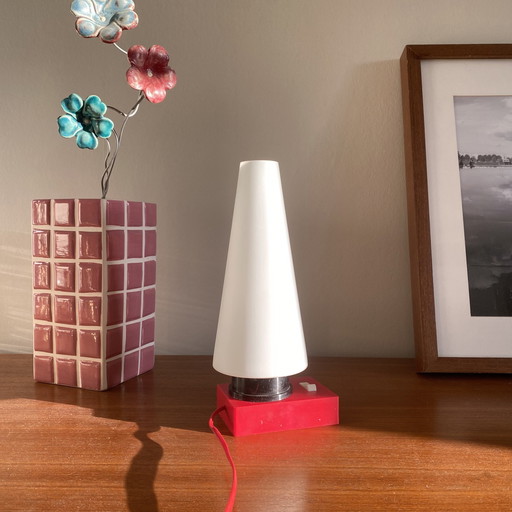 Petite lampe vintage à poser en plastique rouge et tulipe en verre opaline blanche ancienne