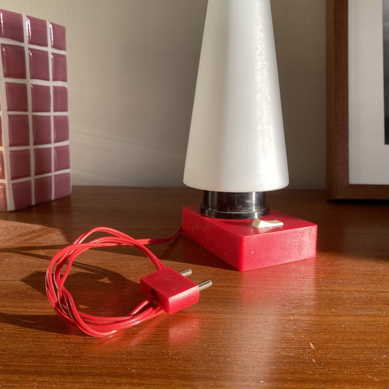 Image 1 of Petite lampe vintage à poser en plastique rouge et tulipe en verre opaline blanche ancienne