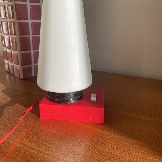 Image 1 of Petite lampe vintage à poser en plastique rouge et tulipe en verre opaline blanche ancienne
