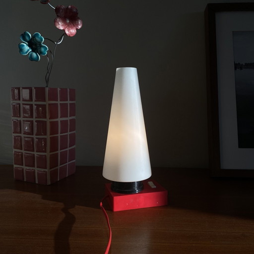 Petite lampe vintage à poser en plastique rouge et tulipe en verre opaline blanche ancienne