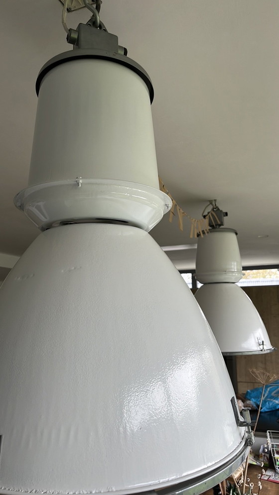 Image 1 of 2 lampes d'usine vintage originales émail blanc