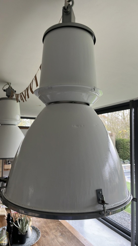 Image 1 of 2 lampes d'usine vintage originales émail blanc