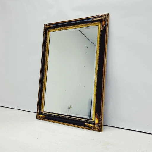 Miroir baroque avec cadre en bois décoratif.