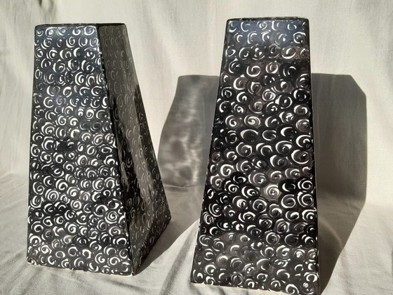 Image 1 of Ensemble de vases en céramique décorés en noir et blanc, d'une hauteur de 38,5 cm, aux côtés trapézoïdaux.