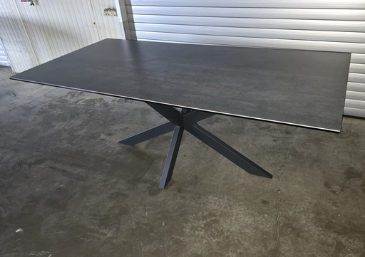 Table en céramique pierre grise avec base araignée