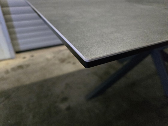 Image 1 of Table en céramique pierre grise avec base araignée