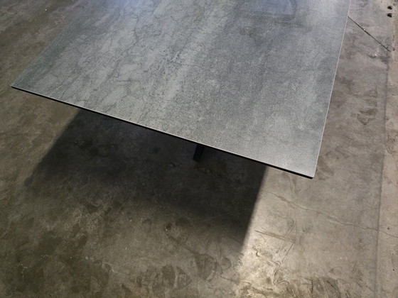 Image 1 of Table en céramique pierre grise avec base araignée