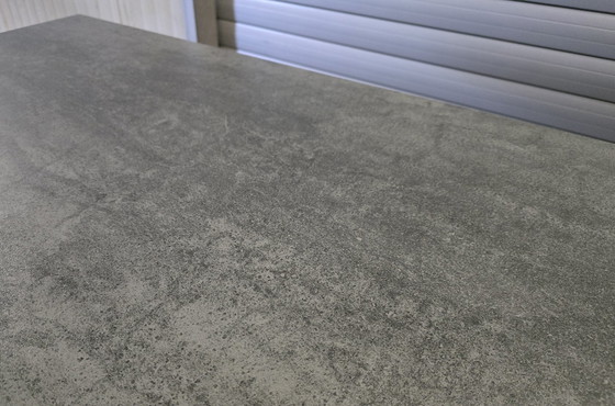 Image 1 of Table en céramique pierre grise avec base araignée