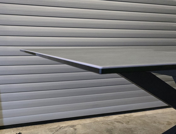 Image 1 of Table en céramique pierre grise avec base araignée