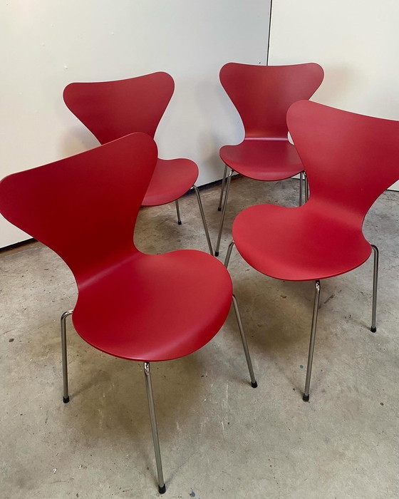 Image 1 of Arne Jacobsen Série 7 Chaises République de Frits Hansen Rouge 560