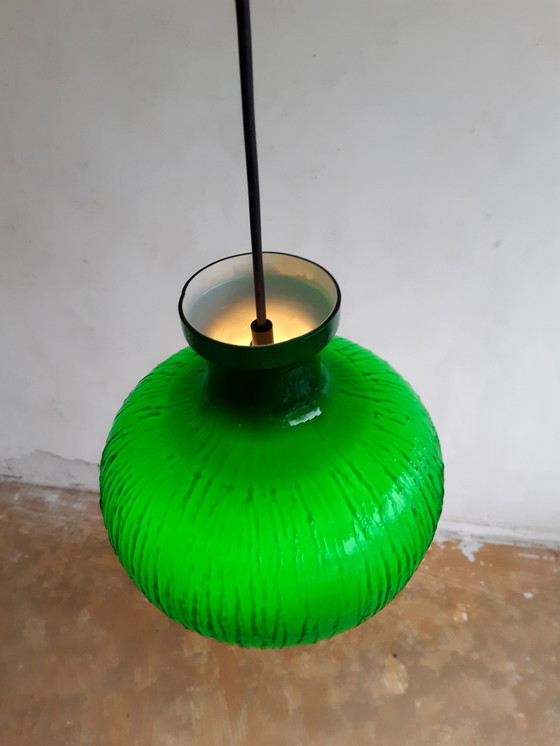 Image 1 of Rare lampe pendante vintage en verre strié vert d'herbe