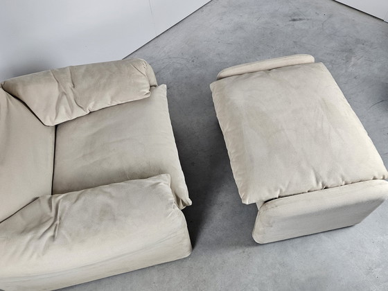 Image 1 of Fauteuil Cassina avec pouf, cuir Alcantara crème