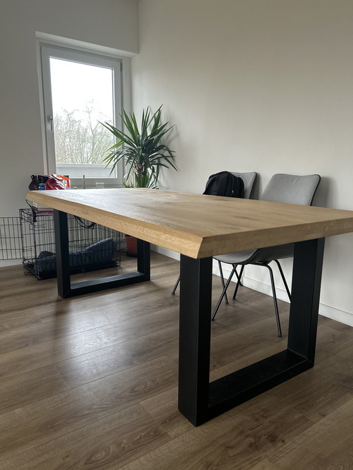 Vente - Spacieuse table à manger en bois