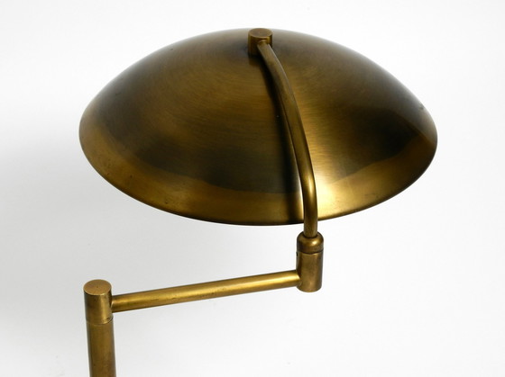 Image 1 of Magnifique lampe de table en laiton de style Mid Century avec articulation pivotante