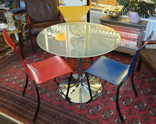 Table design en verre dépoli avec 3 chaises Memphisstyle Kff