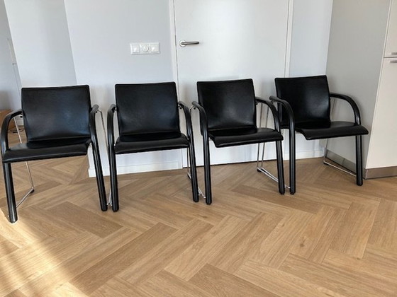 Image 1 of Table de salle à manger Leolux Najade avec 4 chaises Thonet S320 P