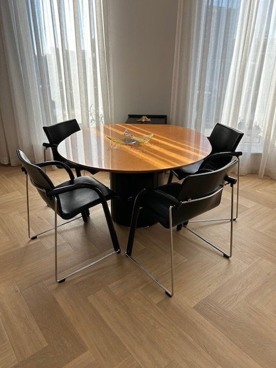 Image 1 of Table de salle à manger Leolux Najade avec 4 chaises Thonet S320 P