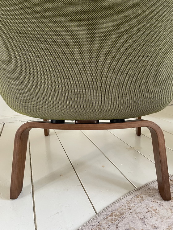 Image 1 of Fauteuil Normann Copenhagen, vert foncé avec pieds en noyer