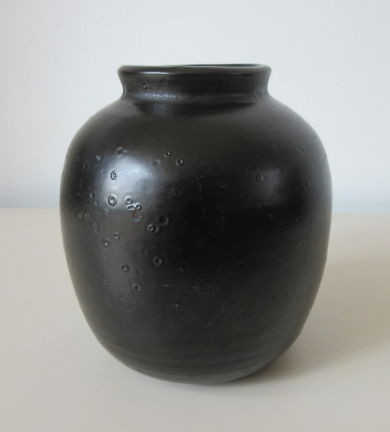 Image 1 of Vase en faïence artificielle noire