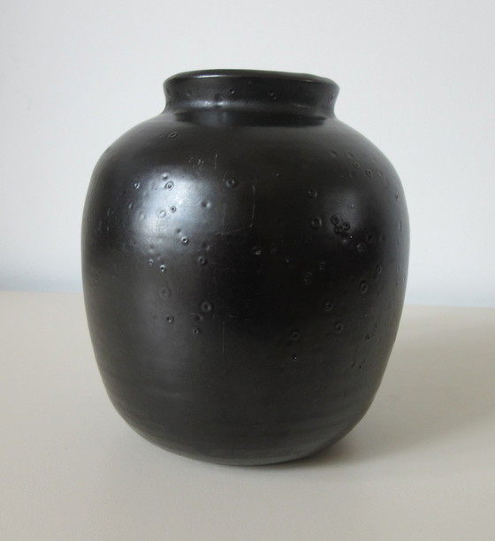 Image 1 of Vase en faïence artificielle noire