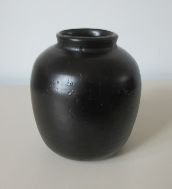 Image 1 of Vase en faïence artificielle noire