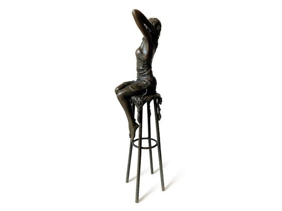 Image 1 of Statue en bronze Élégante sur un tabouret de bar