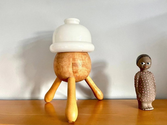 Image 1 of Lampe de table tripode en chêne avec dôme en verre opale blanc, Suède, Vintage 1970