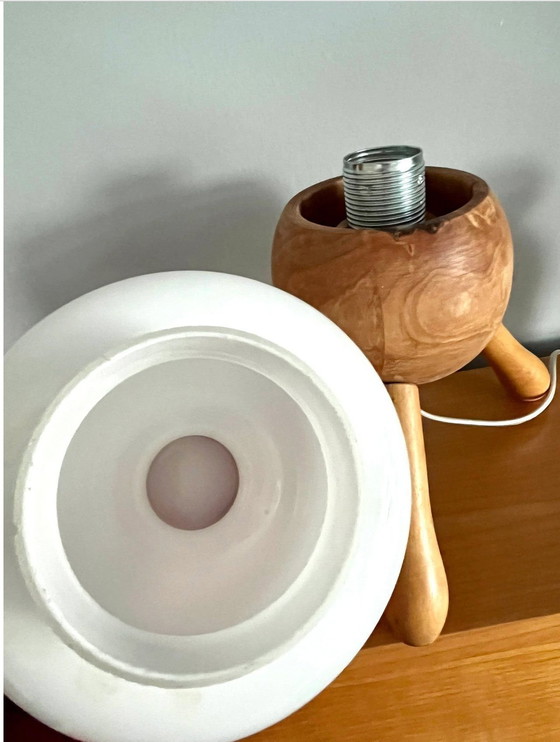 Image 1 of Lampe de table tripode en chêne avec dôme en verre opale blanc, Suède, Vintage 1970