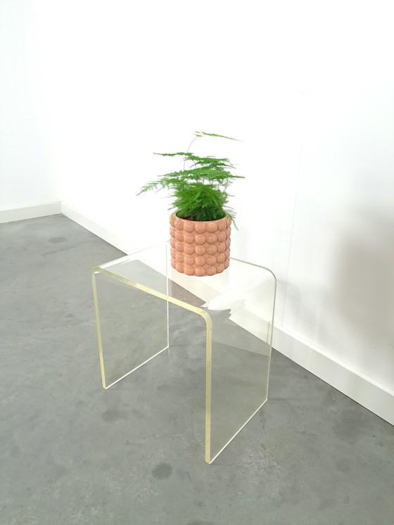 Image 1 of Table en plexiglas courbée haute en plastique