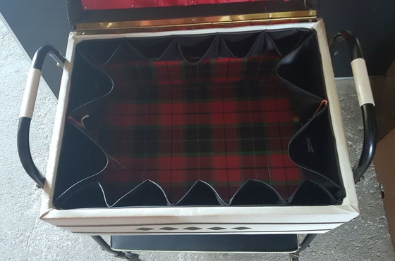 Image 1 of Table de couture vintage en cuir skaï blanc et noir, 1950S