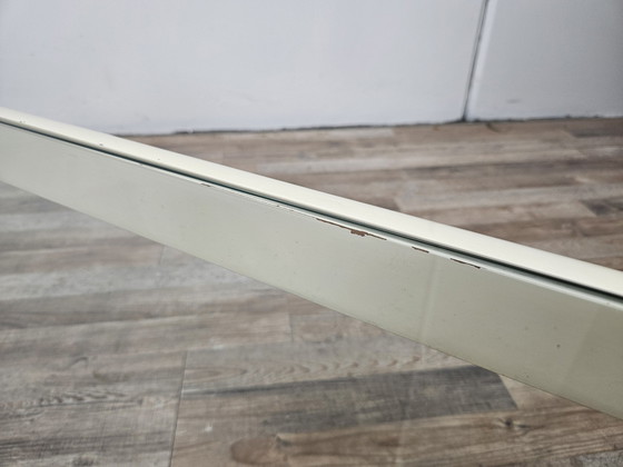 Image 1 of Table basse en bois laqué blanc avec plateau en verre,