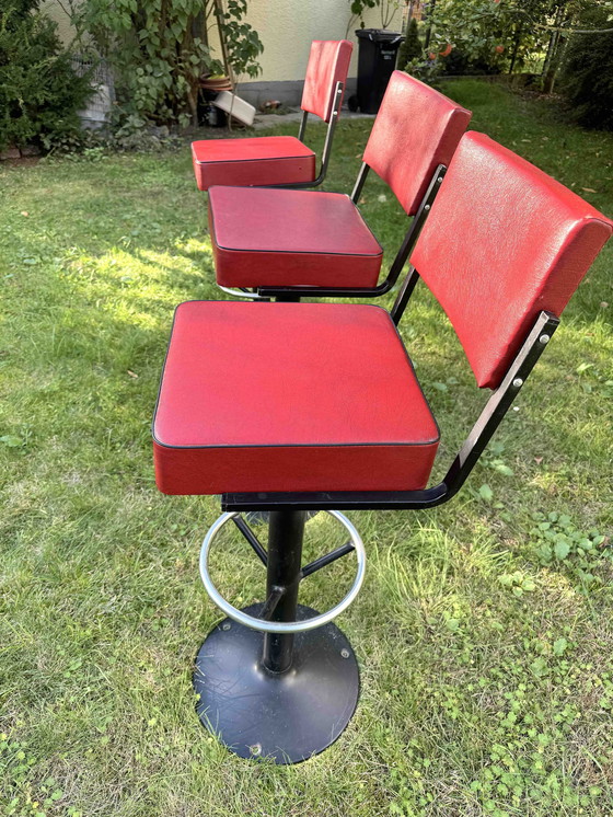 Image 1 of 3 Tabouret de Bar Rétro avec dossier, Original 60Er/70Er Cubique Rouge avec siège pivotant / American Diner Style