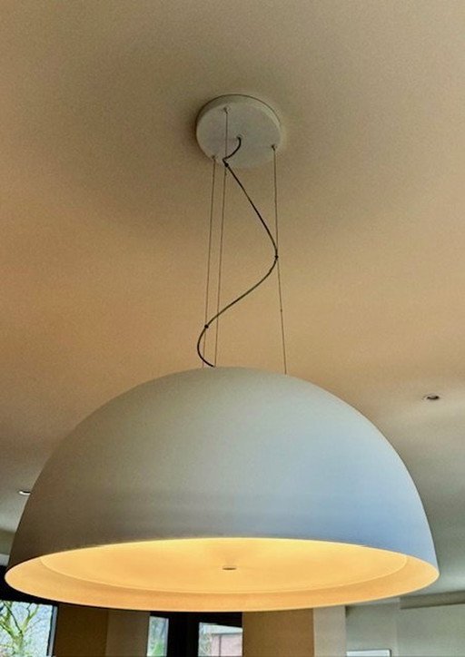 Lampe suspendue Philips au-dessus de la table de salle à manger