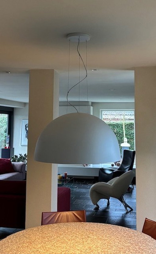 Lampe suspendue Philips au-dessus de la table de salle à manger