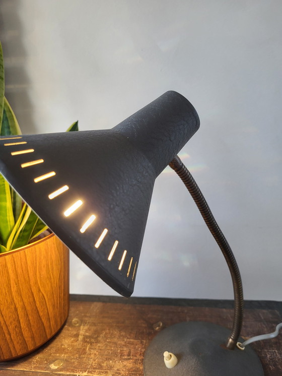 Image 1 of Lampe de bureau vintage, métal gris et bras mobile en laiton, chapeau de sorcière, années 1960